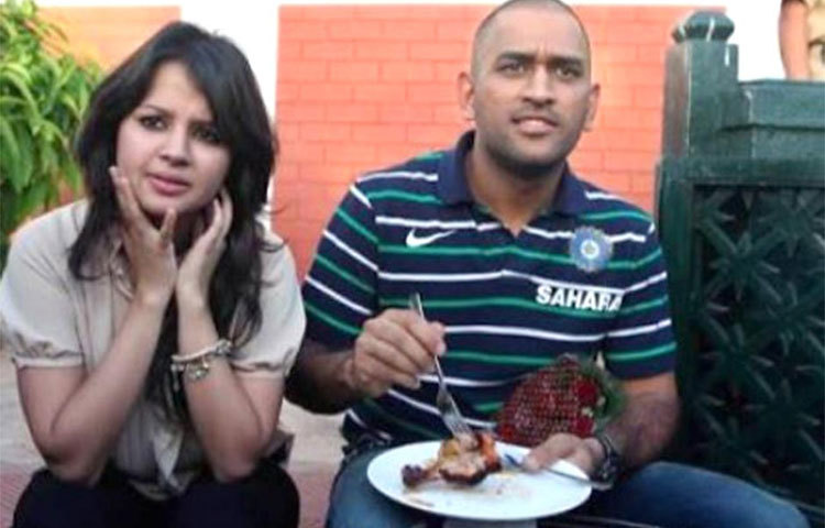 ধোনি চিকেনের বড় ভক্ত। বেশিরভাগ সময়েই ধোনির লাঞ্চের মেনু থাকে চিকেন টিক্কা ও বাটার চিকেন।