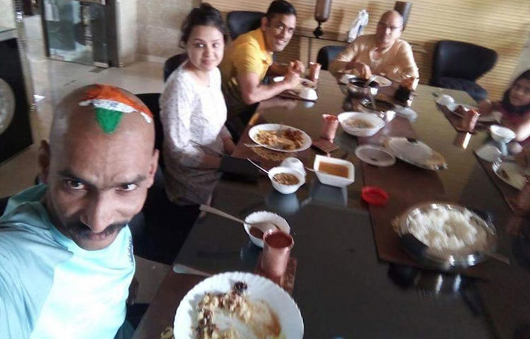 এর সঙ্গে ধোনির খাদ্যতালিকায় থাকে ডাল, রুটি ও সালাদ।