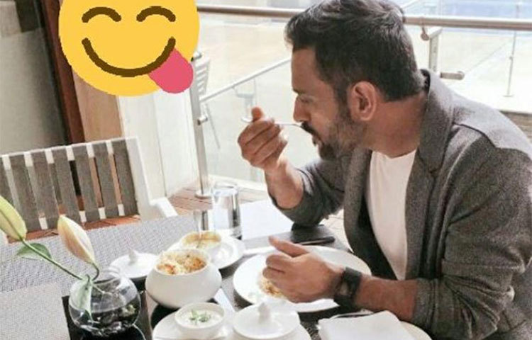 ফিটনেস ধরে রাখতে বৈকালিক জলখাবারে বেশ গুরুত্ব দেন তিনি। টক দই ও চিকেন স্যান্ডউইচ দিয়েই সামান্য জলযোগ করেন তিনি।