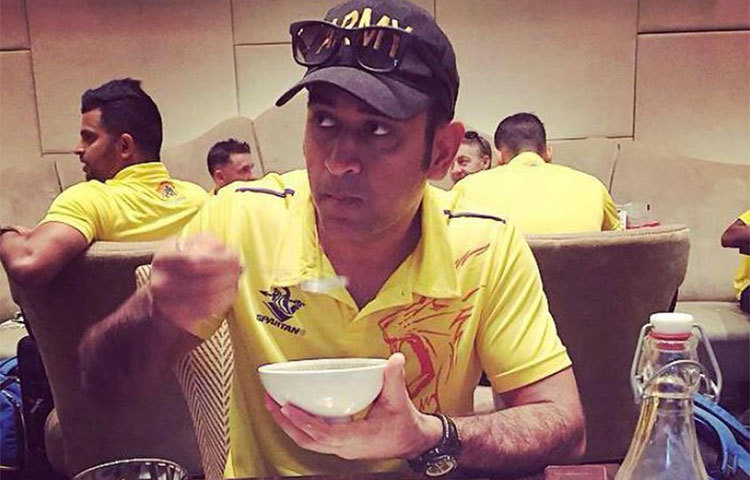 রাতে তাড়াতাড়ি ডিনার সেরে ফেলেন তিনি। যদিও ভারী নয়, ডিনারের মূলমন্ত্র হল একদম হালকা খাদ্যগ্রহণ।