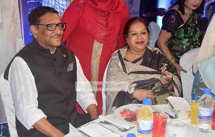 ইফতার পার্টিতে উপস্থিত ছিলেন আওয়ামী লীগের সাধারণ সম্পাদক এবং সড়ক পরিবহন ও সেতুমন্ত্রী ওবায়দুল কাদের। তার পাশে রয়েছেন কবরী। ছবি : মাহবুব আলম