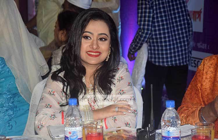 ইফতার পার্টিতে এসে হাস্যোজ্জ্বল চিত্রনায়িকা পূর্ণিমা। ছবি : মাহবুব আলম