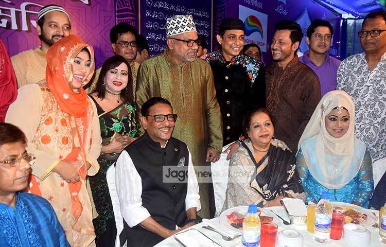 ইফতার পার্টিতে বসেছিল তারকাদের মিলন মেলা। ছবি : মাহবুব আলম