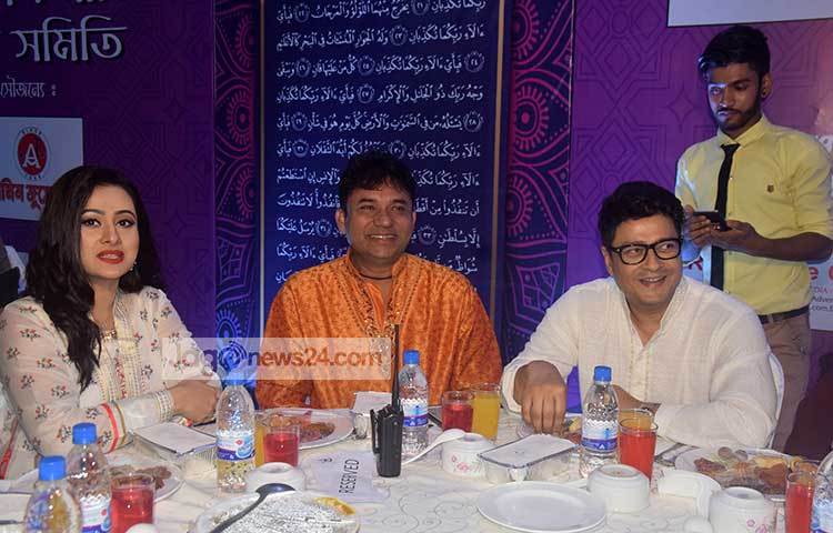 ইফতার করছেন পূর্ণিমা, ডিএ তায়েব এবং ফেরদৌস আহমেদ। ছবি : মাহবুব আলম