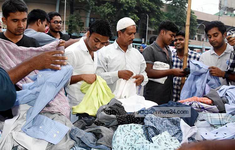 জমে উঠেছে রাজধানীর ফুটপাতের ঈদ বাজার। বিভিন্ন শ্রেণি-পেশার মানুষ ফুটপাতের দোকান থেকে কেনাকাটা করছেন। গুলিস্তান এলাকা থেকে ছবি তুলেছেন বিপ্লব দিক্ষিৎ। ছবি : বিপ্লব দিক্ষিৎ