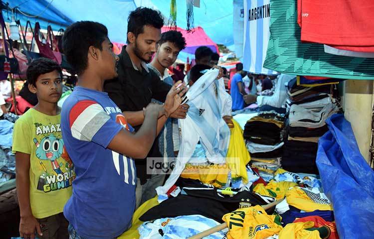 এবারের ঈদের কেনাকাটায় স্থান পাচ্ছে প্রিয় ফুটবল দলের জার্সি। প্রিয় দলের জার্সি কিনছেন ফুটবল ভক্তরা। ছবি : বিপ্লব দিক্ষিৎ