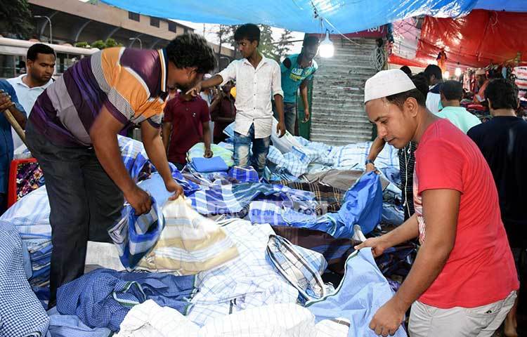 লুঙ্গির দোকান। স্বল্প ও নিন্ম আয়ের মানুষ সাধারণত ফুটপাতের দোকান থেকে কেনাকাটা করে। ছবি : বিপ্লব দিক্ষিৎ