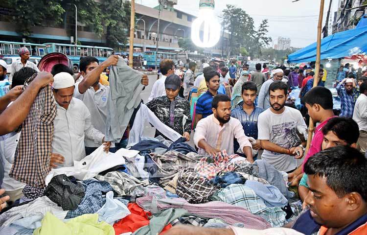 ক্রেতারা পছন্দের পোশাক খুঁজছেন। দোকানটিতে উপচে পড়া ভিড়। ছবি : বিপ্লব দিক্ষিৎ