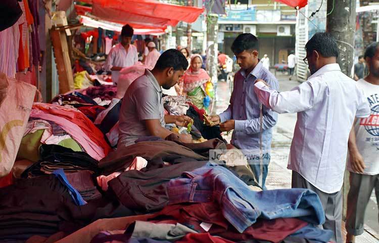 ফুতপাতের বেচা-বিক্রি অনেক ভালো। সকাল থেকে গভীর রাত অবধি চলে কেনাকাটা। ছবি : বিপ্লব দিক্ষিৎ