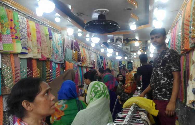 শাড়ির দোকানে ক্রেতাদের ভিড়। ছবি : আবু সালেহ সায়াদাত
