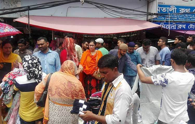 নিউমার্কেট এলাকার সব স্থানেই মানুষ আর মানুষ। যেন জনসমুদ্রে পরিণত হয়েছে ঈদ বাজার। ছবি : আবু সালেহ সায়াদাত