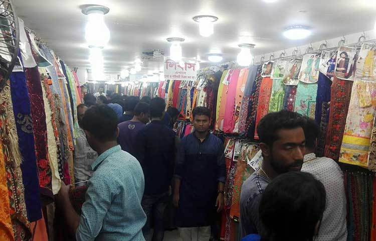 ঈদের কেনাকাটায় সকাল থেকে মানুষের ভিড় ছিল, কিন্তু দুপুরের পর থেকে ক্রেতা উপস্থিতি আরও বেড়েছে। ছবি : আবু সালেহ সায়াদাত