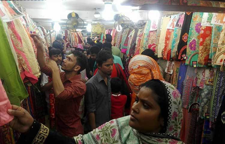 ঈদের বাকি আর মাত্র কয়েকদিন। এরমধ্যে শুক্রবার (৮ জুন) সাপ্তাহিক ছুটি হওয়ায় ক্রেতাদের চাপে বিক্রেতাদেরও দম ফেলার সময় নেই। ছবি : আবু সালেহ সায়াদাত