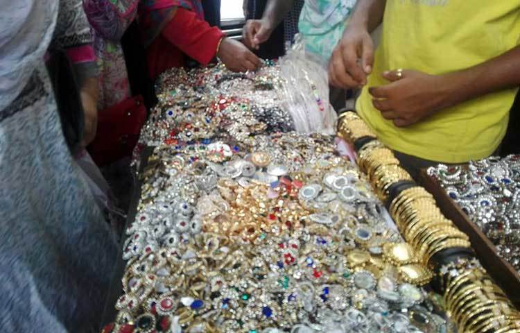 গহনার দোকানে কেনাকাটা চলছে। ছবি : আবু সালেহ সায়াদাত