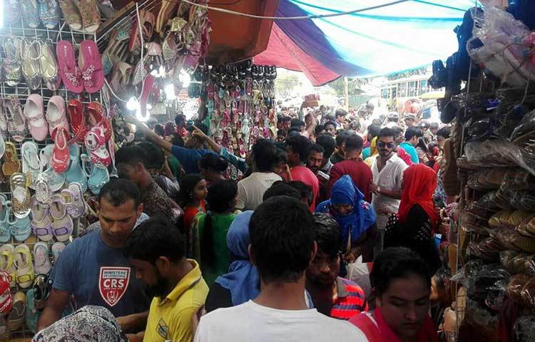 নতুন জুতো ঈদ আনন্দের অন্যতম অনুষঙ্গ। তাই ফুটপাতের জুতোর দোকানে ক্রেতাদের উপচে পড়া ভিড়। ছবি : আবু সালেহ সায়াদাত