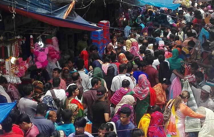 জানা গেছে, চাঁদনি চকে জর্জেটের ওপর কাজ করা থ্রি পিস, বুটিকস আইটেমের থ্রি পিস, লন, ভয়েল ও শার্টিনের থ্রি-পিসের চাহিদা বেশি। ছবি : আবু সালেহ সায়াদাত