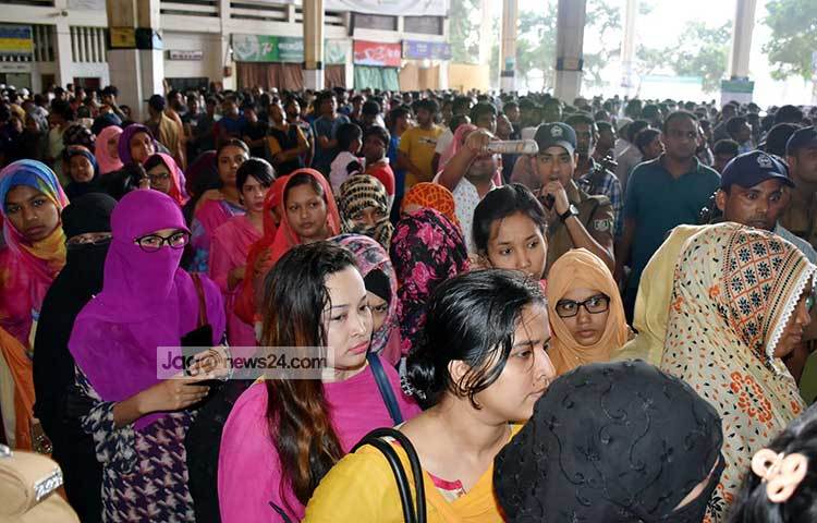 ঈদে বাড়ি ফেরা মানুষ টিকিট পেতে কমলাপুর রেল স্টেশনের কাউন্টারগুলোর ভিড় জমিয়েছে। ছবি : বিপ্লব দিক্ষিৎ