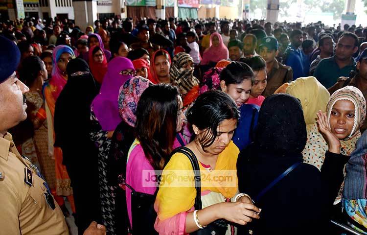 টিকিট পেতে সবাই প্রতীক্ষায় রয়েছেন। স্টেশনে টিকিট যেন ‘সোনার হরিণ’। ছবি : বিপ্লব দিক্ষিৎ