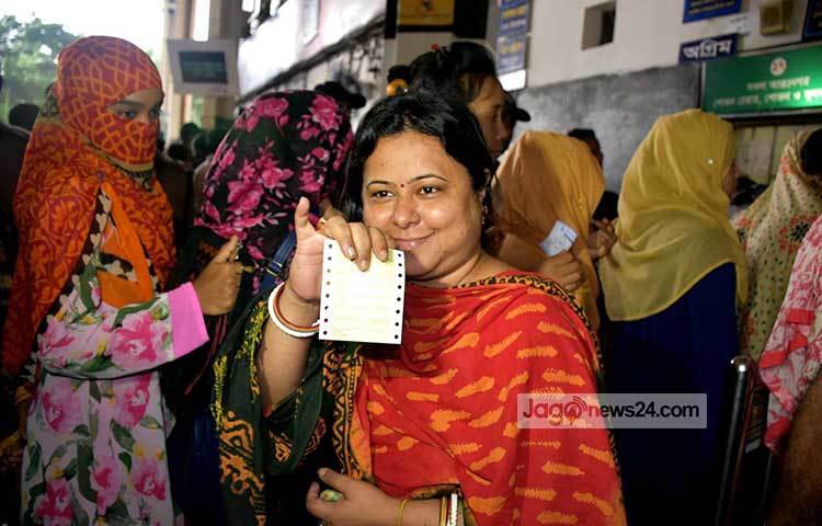 একজন পেয়েছেন ‘সোনার হরিণ’ নামের টিকিট। তাই ক্যামেরার সামনে হাসি দিয়ে পোজ দিয়েছেন। ছবি : বিপ্লব দিক্ষিৎ