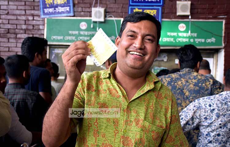 তিনিও টিকিট পেয়েছেন। এবার বাড়ি ফেরা নিশ্চিত হলো। ছবি : বিপ্লব দিক্ষিৎ