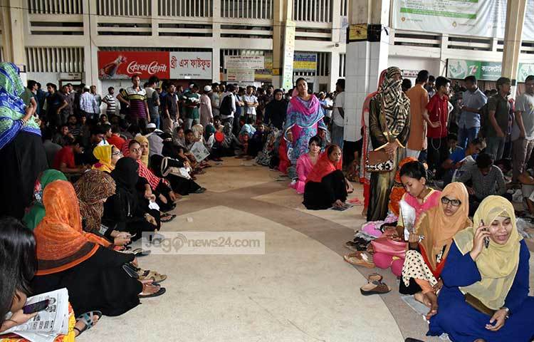 টিকিটের জন্য দাঁড়িয়ে অপেক্ষা করতে করতে এখন অনেকেই বসে পড়েছেন। ছবি : বিপ্লব দিক্ষিৎ