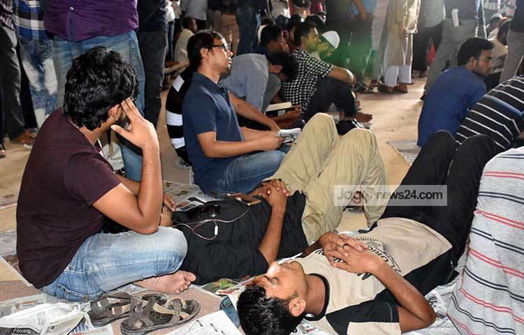 টিকিটের জন্য অপেক্ষা করতে করতে কেউ আবার শুয়ে পড়েছেন। ছবি : বিপ্লব দিক্ষিৎ