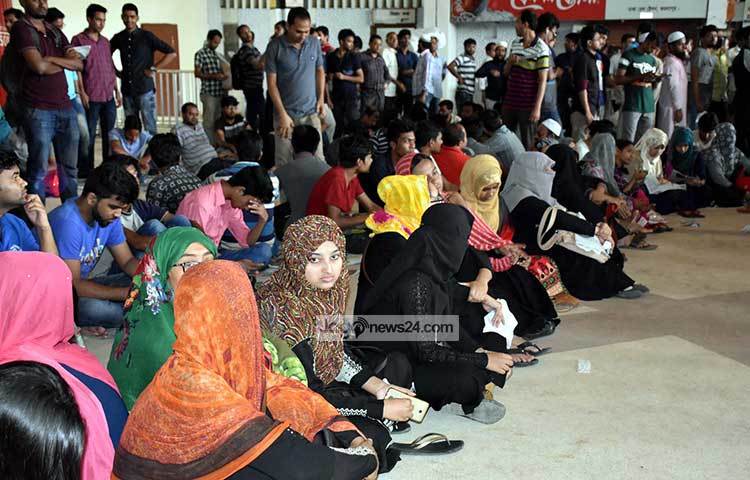 পবিত্র ঈদুল ফিতরে স্বজনদের সঙ্গে ঈদ উদযাপন করতে ঢাকা ছাড়বেন রাজধানীবাসী। আর ঈদ উপলক্ষে ট্রেনের অগ্রিম টিকিট বিক্রি শুরু হয়েছে আজ শুক্রবার (১জুন) থেকে।   ছবি : বিপ্লব দিক্ষিৎ