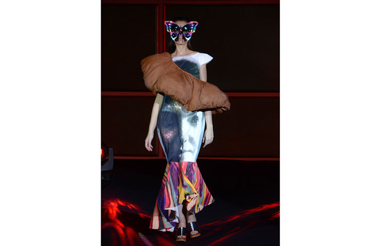 আনাইতা তার ডিজাইনে ‘মুড সুইং’ ও ‘স্প্লিট পার্সোনালিটি’র বিষোয়গুলো তিনি তুলে ধরেছেন পপ আর্টের মাধ্যমে। তার ডিজাইনগুলো এই আয়োজনে বিপুলভাবে প্রশংসিত হয়।