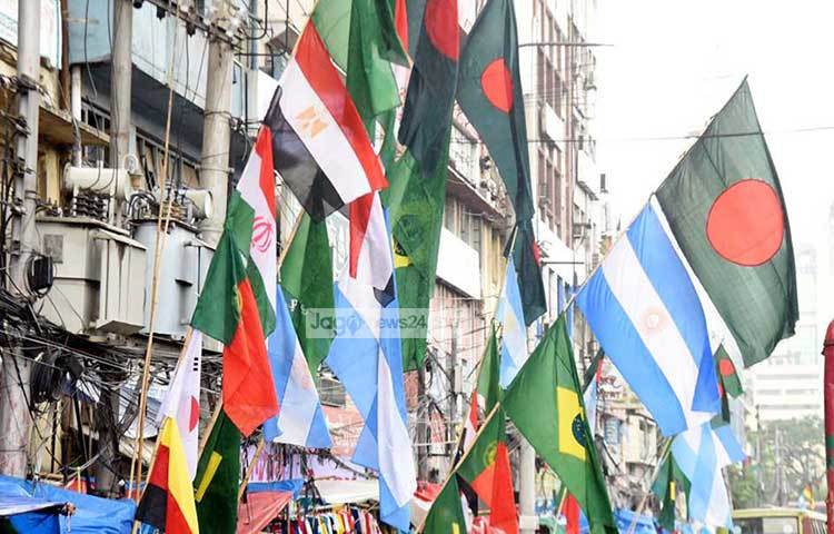 অনেকে ঈদের কেনাকাটার সঙ্গে কিনছেন প্রিয় দলের পতাকা। ছবি : বিপ্লব দিক্ষিৎ