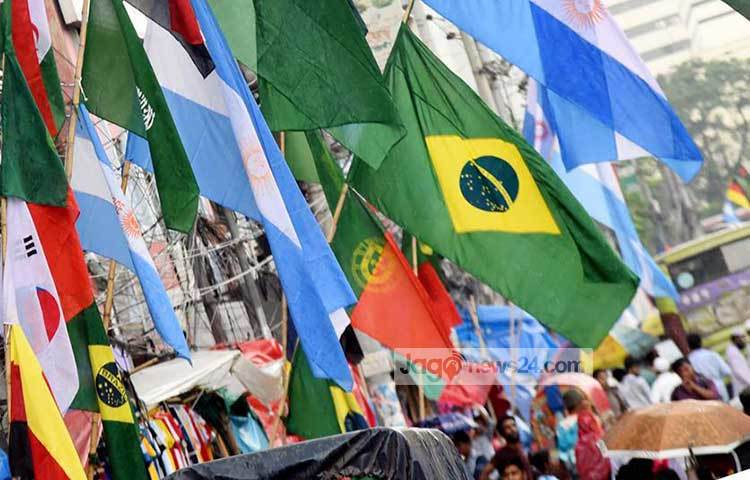 এখন রাস্তায় বের হলেই চোখে পড়ে পতাকা বিক্রেতা। ছবি : বিপ্লব দিক্ষিৎ