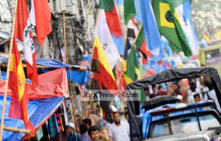 বিক্রি ভালো হওয়ায় পতাকা বিক্রেতারা খুব খুশি। ছবি : বিপ্লব দিক্ষিৎ