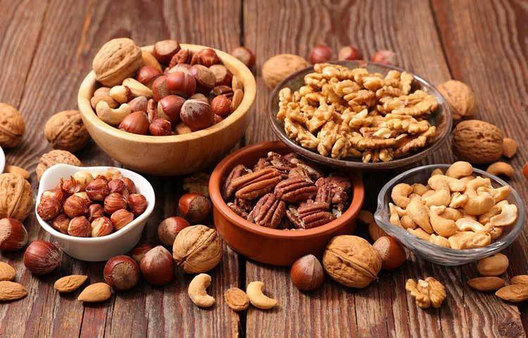 বাদাম এবং বীজ : শরীরে আয়রনের ঘাটতি পূরণে খুবই উপকারি সব্জির বীজ। কুমড়ার বীজ, ফ্ল্যাক্স, শিয়াজাতীয় বীজ তাই ডায়েট চার্টে রাখার নিদান দিচ্ছেন চিকিৎসকেরা। তা ছাড়া, বাদামেও থাকে প্রচুর পরিমাণে আয়রন। কাজু, আমন্ডে আয়রন ছাড়াও রয়েছে প্রোটিন, ফাইবার, ভিটামিন এবং অ্যান্টিঅক্সিডেন্ট।