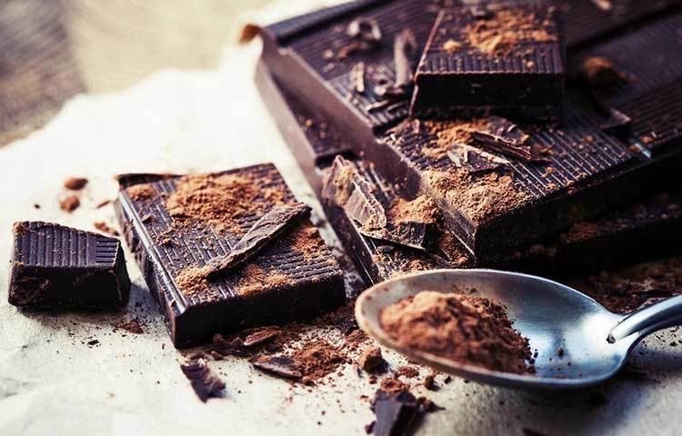 ডার্ক চকোলেট : ডার্ক চকোলেটের গুণ বহুবিধ। আয়রন ও অ্যান্টি অক্সিডেন্ট সমৃদ্ধ ডার্ক চকোলেট উচ্চ রক্তচাপ কমায়, এনার্জি বাড়ায়। তা ছাড়া এতে রয়েছে অ্যান্টি এজিং প্রপার্টি, ত্বক সুস্থ ও তরতাজা রাখতে সাহায্য করে।