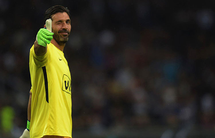 জিয়ানলুইগি বুফোঁ : বিশ্বকাপের পর অবসর নেবেন বলে জানিয়েছিলেন ইতালির প্রবাদ প্রতিম এই গোলরক্ষক। কিন্তু সুইডেনের কাছে হেরে বিশ্বকাপে যোগ্যতা অর্জন করতেই ব্যর্থ হয় ইতালি। চোখের জলে অবসর নেন ৩৯ বছরের বুঁফো।