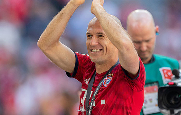 আর্জেন রবেন : দেশ যোগ্যতা অর্জন পর্ব থেকেই ছিটকে যাওয়ায় বিশ্বকাপে দেখা যাবে না বিশ্বের অন্যতম সেরা এই মিডফিল্ডারকেও।