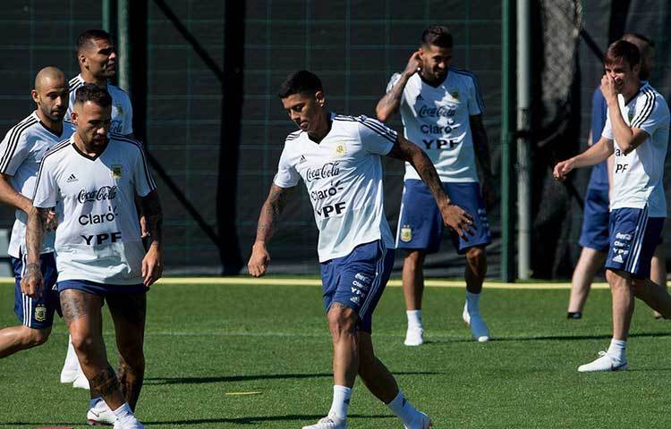 আর্জেন্টিনা : লিওনেল মেসির লকারে এই একটি ট্রফিই নেই। এবারেই সেই ট্রফি তোলার শেষ সুযোগ পাচ্ছেন ফুটবলের রাজপুত্র। বিশ্বকাপ জিততে তিনি যে কতটা মরিয়া, তা বুঝিয়েছেন আগেই। আর মেসির এই খিদের জন্যই আর্জেন্টিনা বিশ্বকাপ জেতার অন্যতম দাবিদার। সঙ্গে আগুয়েরো, হিগুয়াইনরাও তো রয়েছেনই।