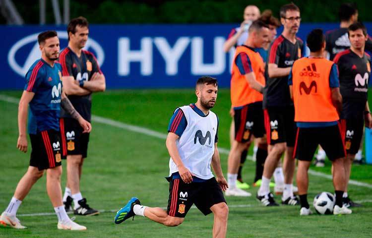 স্পেন : ইনিয়েস্তার শেষ বিশ্বকাপ। ২০১৪ বিশ্বকাপে গ্রুপ পর্ব থেকেই অবাক বিদায় নিয়েছিল স্পেন। দেশের অন্যতম সেরা মিডফিল্ডারকে শেষ বিশ্বকাপে ট্রফি হাতে বিদায় জানাতে চাইবেন ফর্মে থাকা ইস্কো, দিয়েগো কোস্তা, দাভিদ সিলভারা।