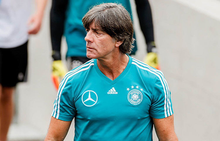 জোয়াকিম লো : দশ বছরের বেশি জার্মানির সিনিয়র দলের দায়িত্বে রয়েছেন লো। তার কোচিংয়ে বিশ্বকাপ জিতেছে জার্মানি। জিদানের পরিবর্তে অন্যতম দাবিদার তিনিও।