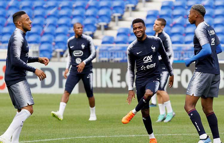 ফ্রান্স : ১৯৯৮ সালের পর ২০০৬ সালে খুব কাছাকাছি এলেও বিশ্বকাপ ঘরে ঢোকেনি ফ্রান্সের। এবারে কিন্তু বেশ ব্যালান্সড দল নিয়েই রাশিয়া এসেছে ফ্রান্স। গোলে অভিজ্ঞ লরিস, ডিফেন্সে ভারানে, হার্নান্ডেজরা তো আছেনই, মিডফিল্ডে পোগবা, ডেম্বেলে এবং আক্রমণে গ্রিজম্যান, এমবাপেরা কিন্তু ফর্মে থাকলে সব হিসাব উল্টে দিতে পারেন।