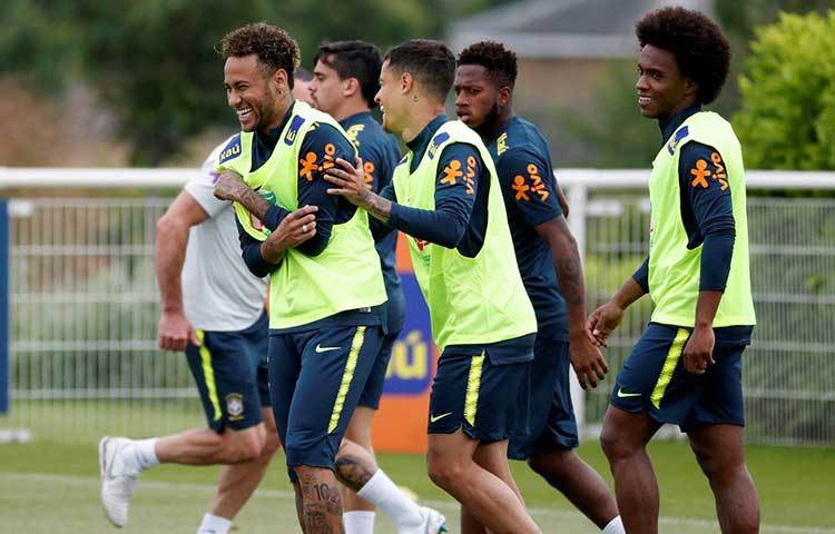 ব্রাজিল : গত বিশ্বকাপে জার্মানির কাছে লজ্জার হারের পর অনেকটাই পাল্টে গিয়েছে ব্রাজিল। যার অন্যতম প্রমাণ বিশ্বকাপের যোগ্যতা নির্ণায়ক পর্ব। নেইমারকে সামনে রেখে ইতিমধ্যেই স্বপ্ন দেখা শুরু করে দিয়েছে সেলেকাওরা। তিতের কোচিংয়ে সেই স্বপ্নকে বাস্তব রূপ দিতে তৈরি মার্সেলো, থিয়েগো সিলভা, ফার্নান্দিনহোরা।