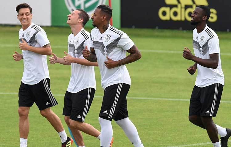 জার্মানি : গত বারের চ্যাম্পিয়ানরা এবারেও ট্রফি জেতার অন্যতম দাবিদার। জোয়াকিম লোর দলের প্রধান শক্তি তাদের ডিফেন্স। বোয়েতাং, হুমেলসদের টপকে গোল করাটা যথেষ্ট চ্যালেঞ্জিং। এ ছাড়া খেদিরা, ওজিল, টনি ক্রুসদের মাঝমাঠও অন্যতম সেরা। কনফেডারেশন কাপ জেতা জার্মানি কিন্তু টানা দু’বার বিশ্বকাপ জিততেই পারে।