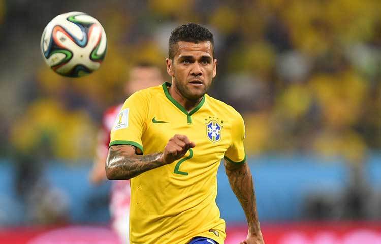 দানি আলভেজ : এবারের বিশ্বকাপের অন্যতম ফেভারিট দল ব্রাজিলকে নামতে হবে দলের সেরা ডিফেন্ডারকে ছাড়াই। কপ দ্য ফ্রান্স ফাইনালে হাঁটুতে চোট পেয়ে বিশ্বকাপ থেকেই ছিটকে গিয়েছেন আলভেজ।