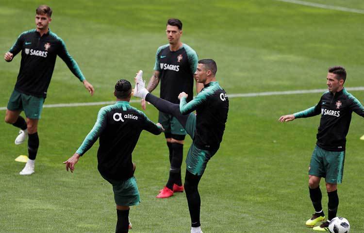 পর্তুগাল : দলে বিশ্বের অন্যতম সেরা ফুটবলার- ক্রিশ্চিয়ানো রোনাল্ডো। আগেও বিশ্বকাপ খেলেছেন পর্তুগালের হয়ে কিন্তু ট্রফি জেতা হয়নি। তবে এবার রোনাল্ডো আরও অভিজ্ঞ। সঙ্গে ব্রুনো অ্যালভেজ, বেটো, রিকার্ডো ক্যারেজমো, পেপের মতো পোড় খাওয়া খেলোয়াড়। তাদের কাছেও এটা বিশ্বকাপ জেতার শেষ সুযোগ।