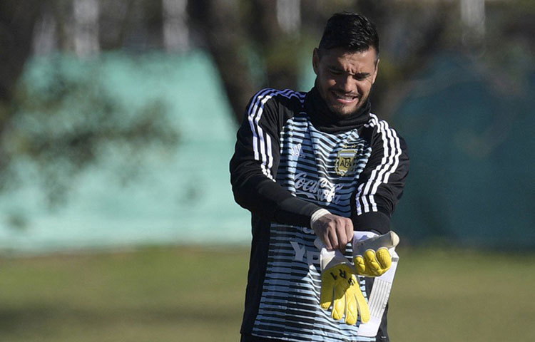 সের্জিও রোমেরো : আর্জেন্তিনার হয়ে দু’টি বিশ্বকাপ এবং তিনটি কোপা আমেরিকা খেলা দেশের সেরা গোলরক্ষক রোমেরোকে ছাড়াই বিশ্বকাপ অভিযানে নামতে হবে মেসিদের। হাঁটুতে চোটের জন্য গোটা টুর্নামেন্ট থেকেই ছিটকে গিয়েছেন রোমেরো।