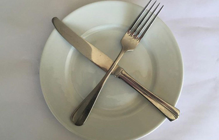 খাবার যদি আপনার একেবারেই পছন্দ না হয়। তাহলে ছুরি আর চামচ ছবিতে যেমন আছে, ঠিক তেমনই ক্রিসক্রস করে রাখবেন।