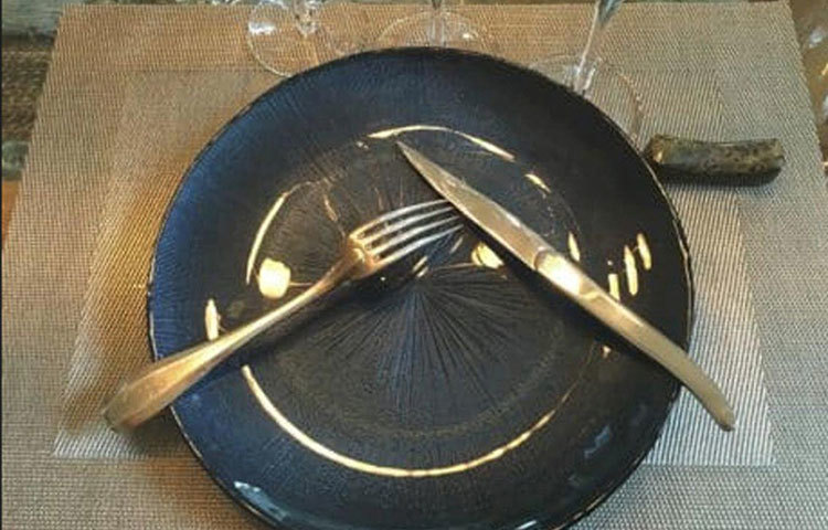 অনেক ক্ষণ ধরে খাচ্ছেন- খাওয়ার মাঝে একটু বিশ্রাম নিতে চান, তা হলে চামচ আর ছুরি এই ভাবে কোণ করে রাখুন। আপনার চামচ-ছুরি রাখার ভঙ্গি দেখেই হোটেল বয় বুঝে যাবেন আপনি কী বলতে চাইছেন। তা না হলে হয়ত খাওয়া শেষ ভেবে প্লেট তুলে নিতে আপনার কাছে হাজির হয়ে যেতে পারেন ওই হোটেল বয়।