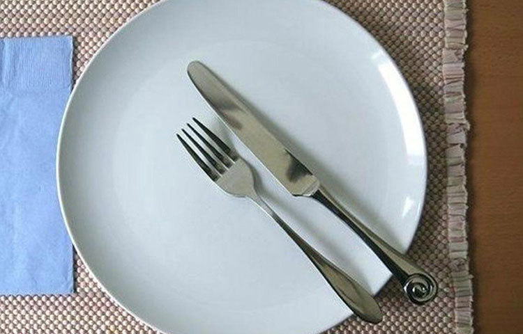 প্লেটের উপরে কাঁটা চামচ আর ছুরিটা সমান্তরাল ভাবে রেখে দিন। ছুরির ধারালো দিকটা রাখুন প্লেটের ভিতরের দিকে। এটা খাবার শেষের ইঙ্গিত।