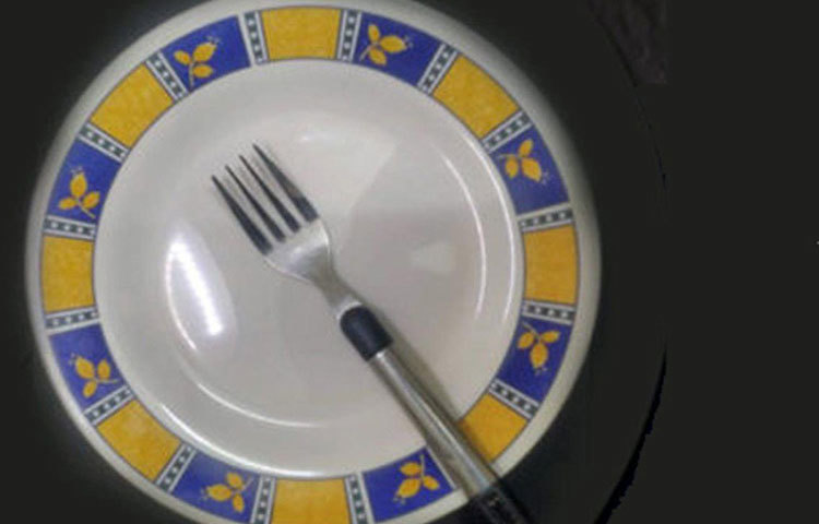 খাবার ভীষণ পছন্দ হয়েছে। রোজকার কাস্টমার হতে চান ওই হোটেলের। কী ভাবে বোঝাবেন হোটেলের মালিককে? ছবিতে যেমন দেখতে পাচ্ছেন, ঠিক এইভাবে প্লেটের উপর কাটা চামচটা রেখে দিন।