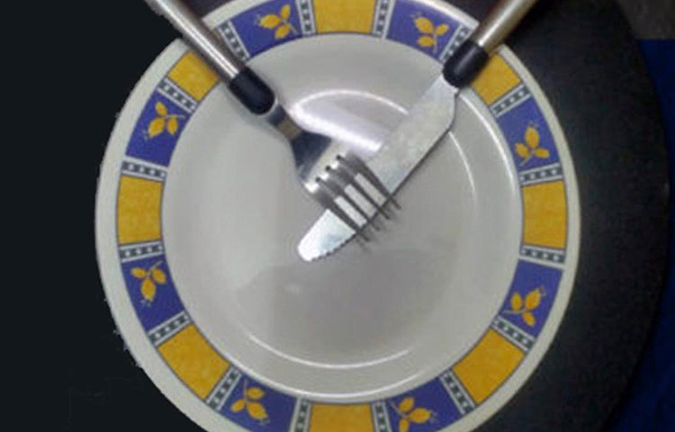 আর ধরুন আপনার সার্ভিস পছন্দ হয়নি কিন্তু আপনি কোনও বিষয় নিয়ে অভিযোগ জানাতে চান না এখনই, শুধুমাত্র হোটেলের মালিককে জানাতে চান যে, সার্ভিস আরও ভাল করা দরকার। সে ক্ষেত্রে পাশের ছবির মতো চামচ-ছুরি এই ভাবে কোণ করে উল্টে রাখুন।