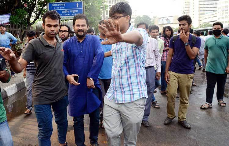 পূর্বঘোষিত কর্মসূচিতে আসার পর সাদা পোশাকে র‌্যাবের কয়েকজন সদস্য ইমরান এইচ সরকারের সঙ্গে কথা বলেন। এরপর সেখান থেকে তাকে তুলে নিয়ে যায় র‌্যাব।